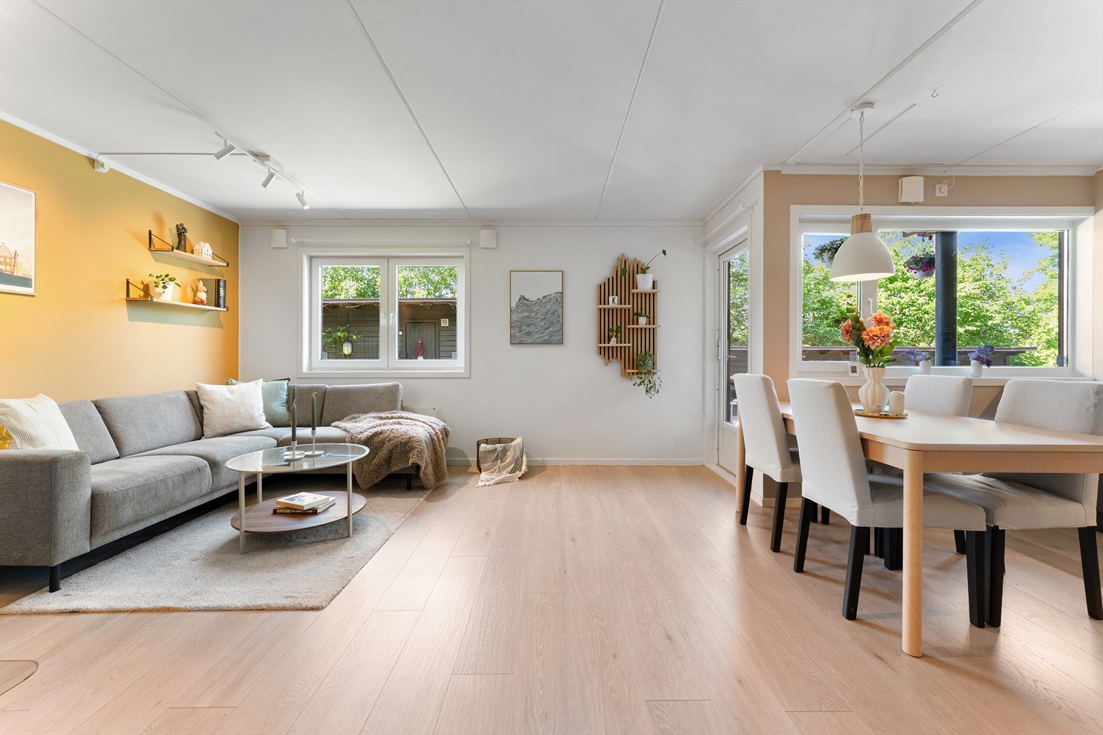 Stuen har peis som tilfører ekstra varme og stemning, samt utgang til en solrik terrasse på ca. 17 m² med videre tilgang til felles hage, en naturlig forlengelse av oppholdsrommet i sommerhalvåret. Galleribilde