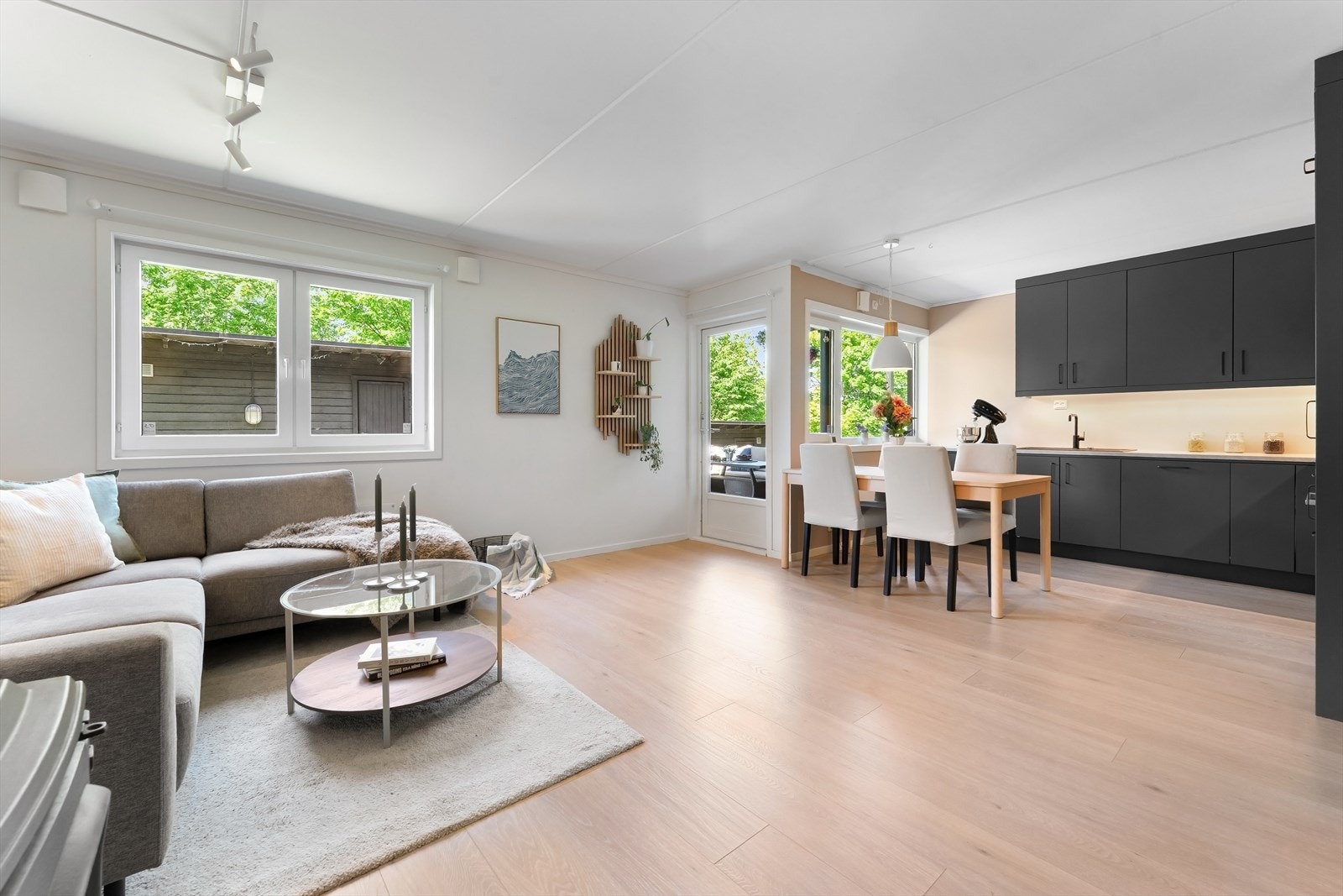 Stuen fremstår lys og romslig, med fleksible møbleringsmuligheter og plass til både spisebord og sofagruppe. Galleribilde