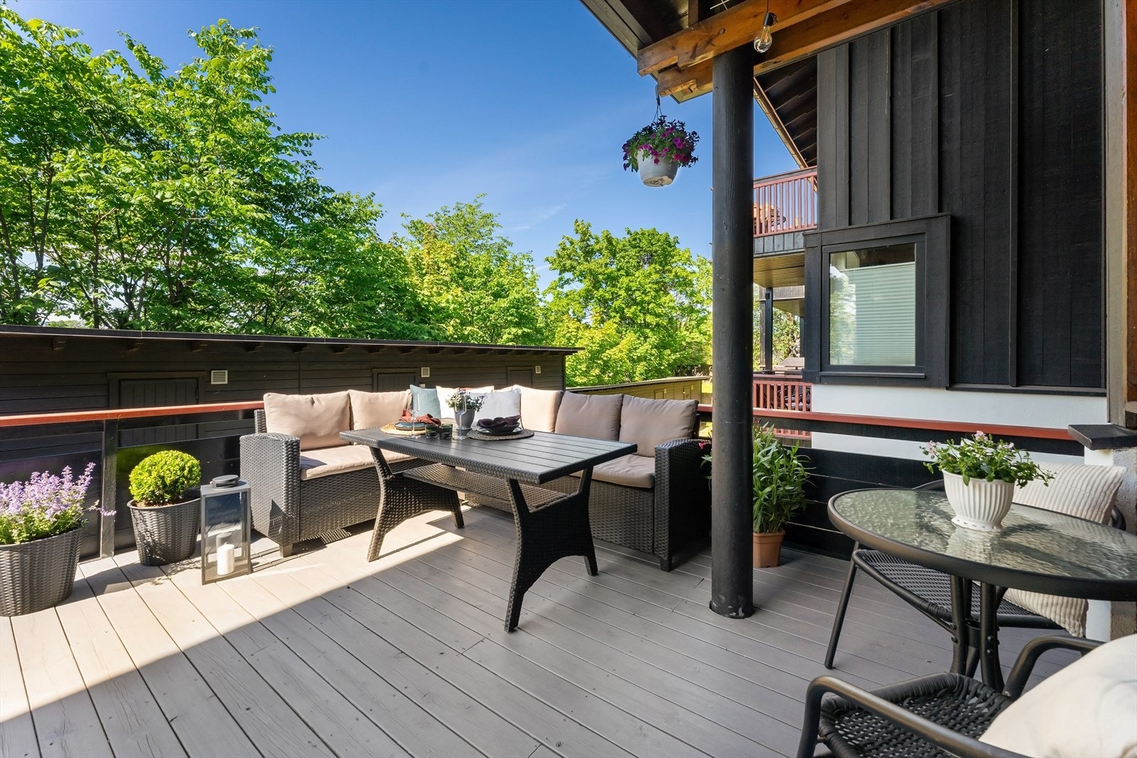 Fra stuen er det utgang til en herlig terrasse på ca. 17 kvm, med god plass til utemøbler og hyggelige sammenkomster. Galleribilde