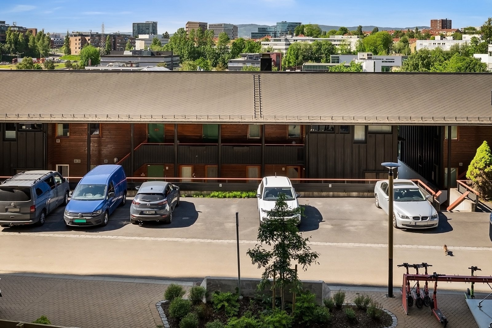 Med egen parkeringsplass like utenfor døren ligger alt til rette for en komfortabel hverdag. Plassen kan ved behov leies ut. Galleribilde