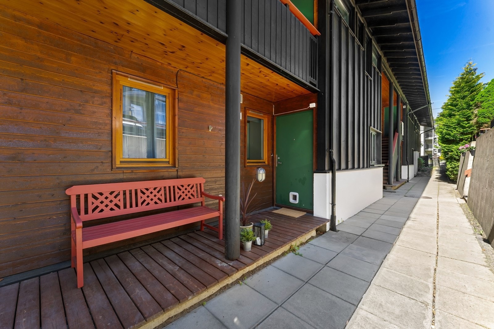 Trappefri Inngang fra hyggelig svalgang med sitteplass. Galleribilde