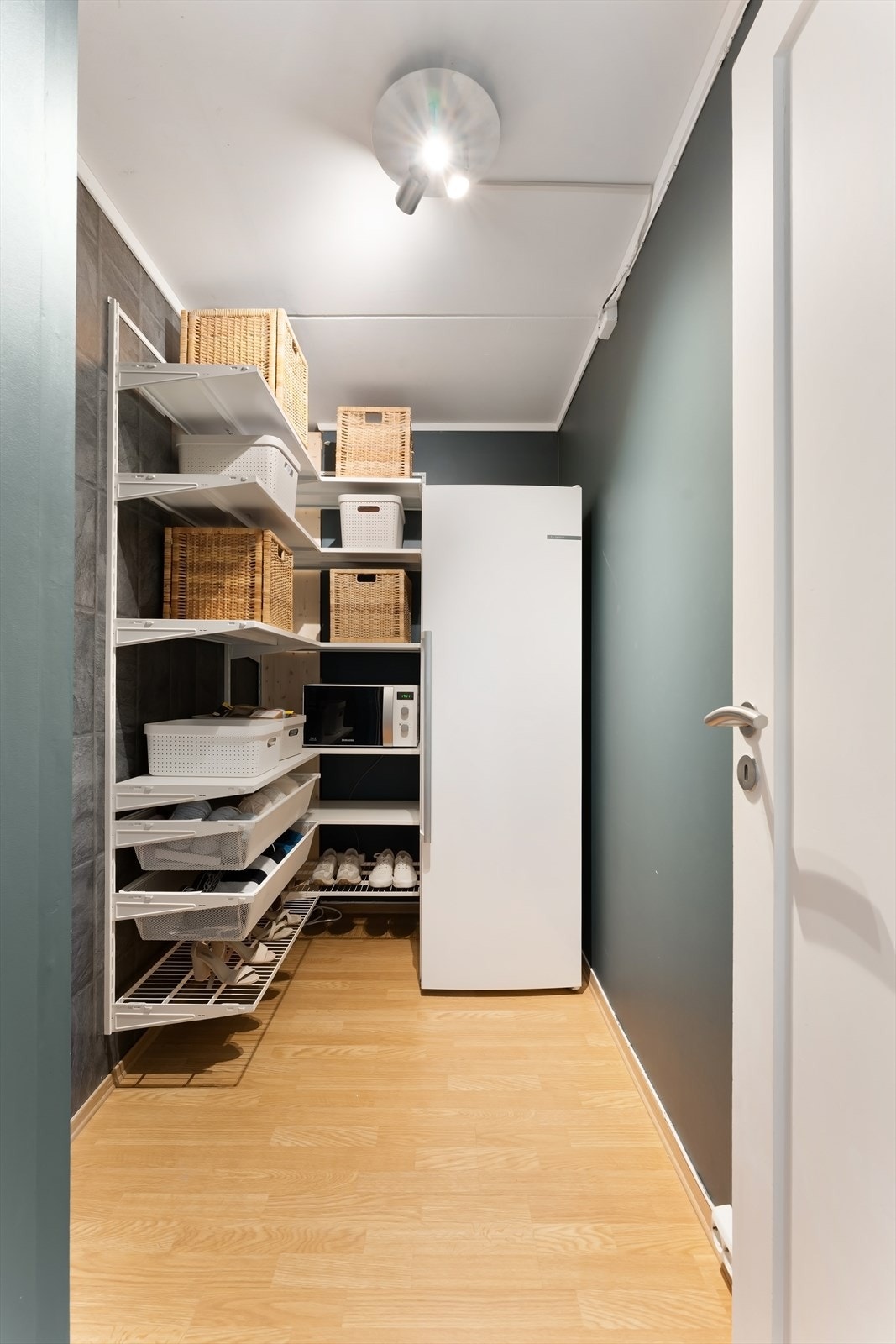 Boligen har svært gode lagringsløsninger med innvendig bod/walk-in closet samt utvendig bod på ca. 7 kvm. Galleribilde