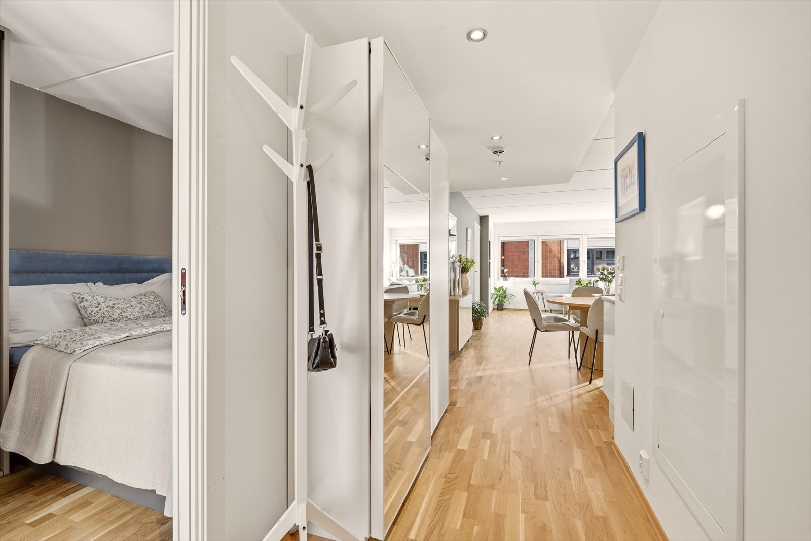 Velkommen inn - gang med garderobeskap Galleribilde