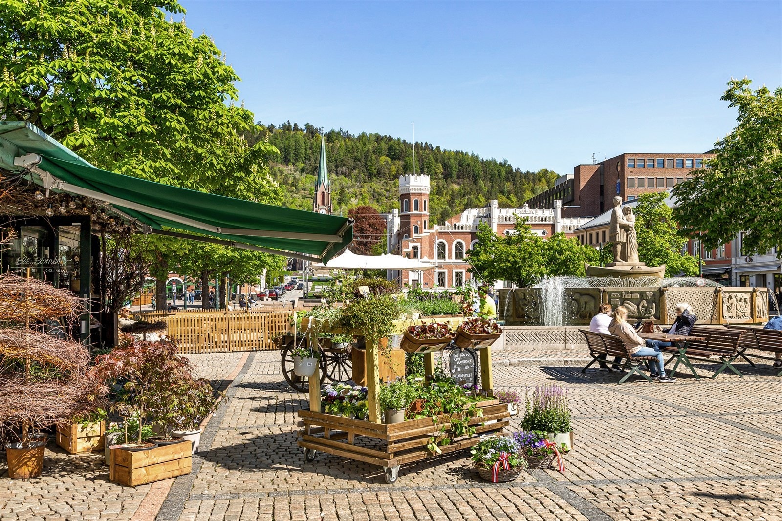 Kort vei til Bragernes Torg som har rikelig med butikker, restauranter og ulike servicetilbud Galleribilde