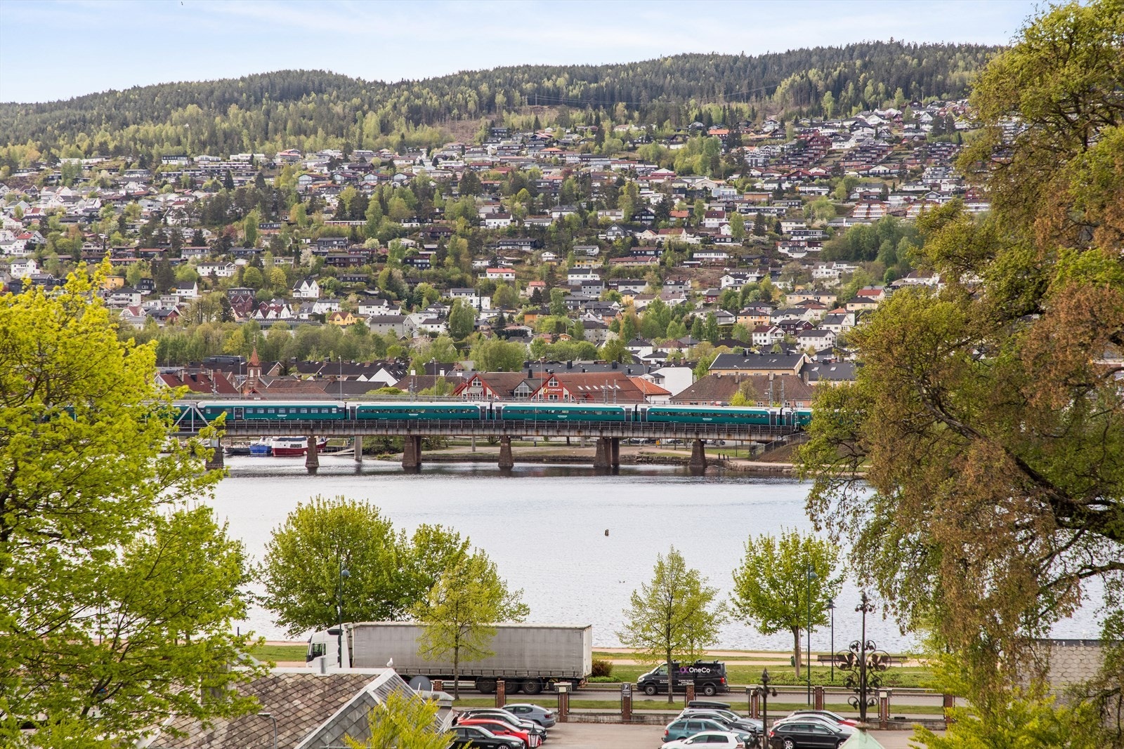 Utsikt mot elva fra takterrassen Galleribilde