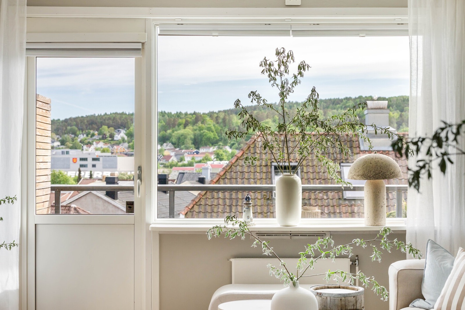 Solen finner veien inn - stuen er fylt av naturlig lys og en rolig, nordisk stemning Galleribilde