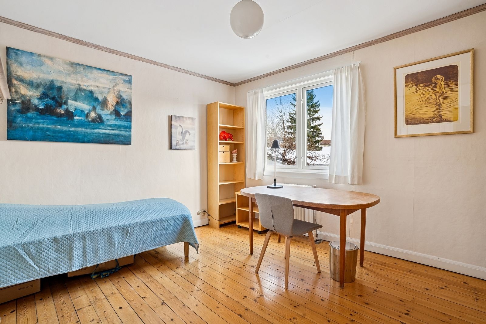 Også soverom nr. 2 er av god størrelse. Rommet er innredet med blant annet seng og skrivebord. Galleribilde