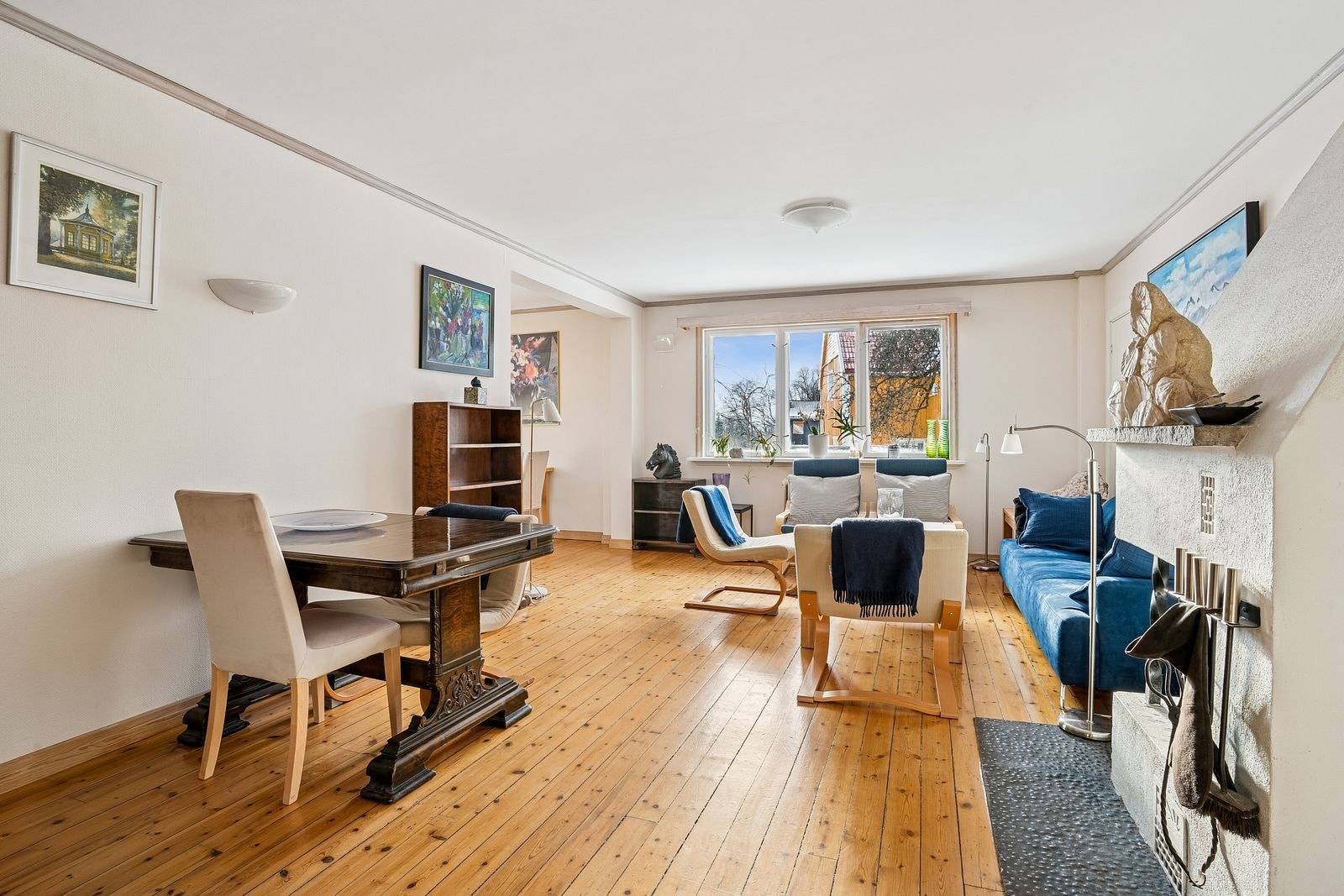 Stuen er svært romslig og er innredet med sofagruppe og spisebord. Galleribilde