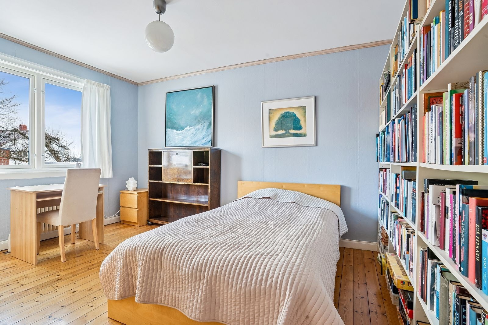 Hovedsoverom er innredet med blant annet seng og garderobeskap. Galleribilde