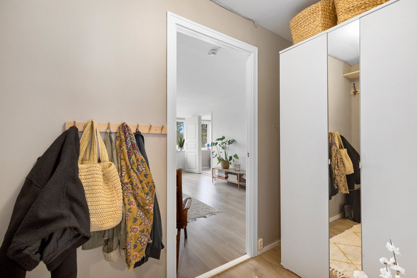 I gangen er det plass til å henge fra seg yttertøyet i tillegg til et garderobeskap Galleribilde