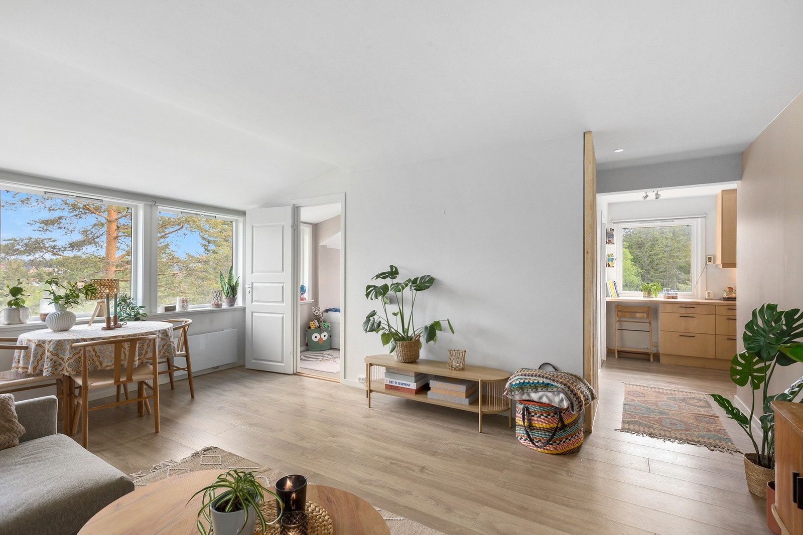 Leiligheten har et moderne uttrykk med pent 1-stavs gulv og slette gipsvegger Galleribilde