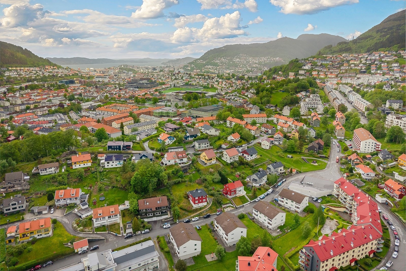 Eiendommen har en sentral beliggenhet på Landås, med kort vei til dagligvarehandel, busstopp og Sletten senter Galleribilde
