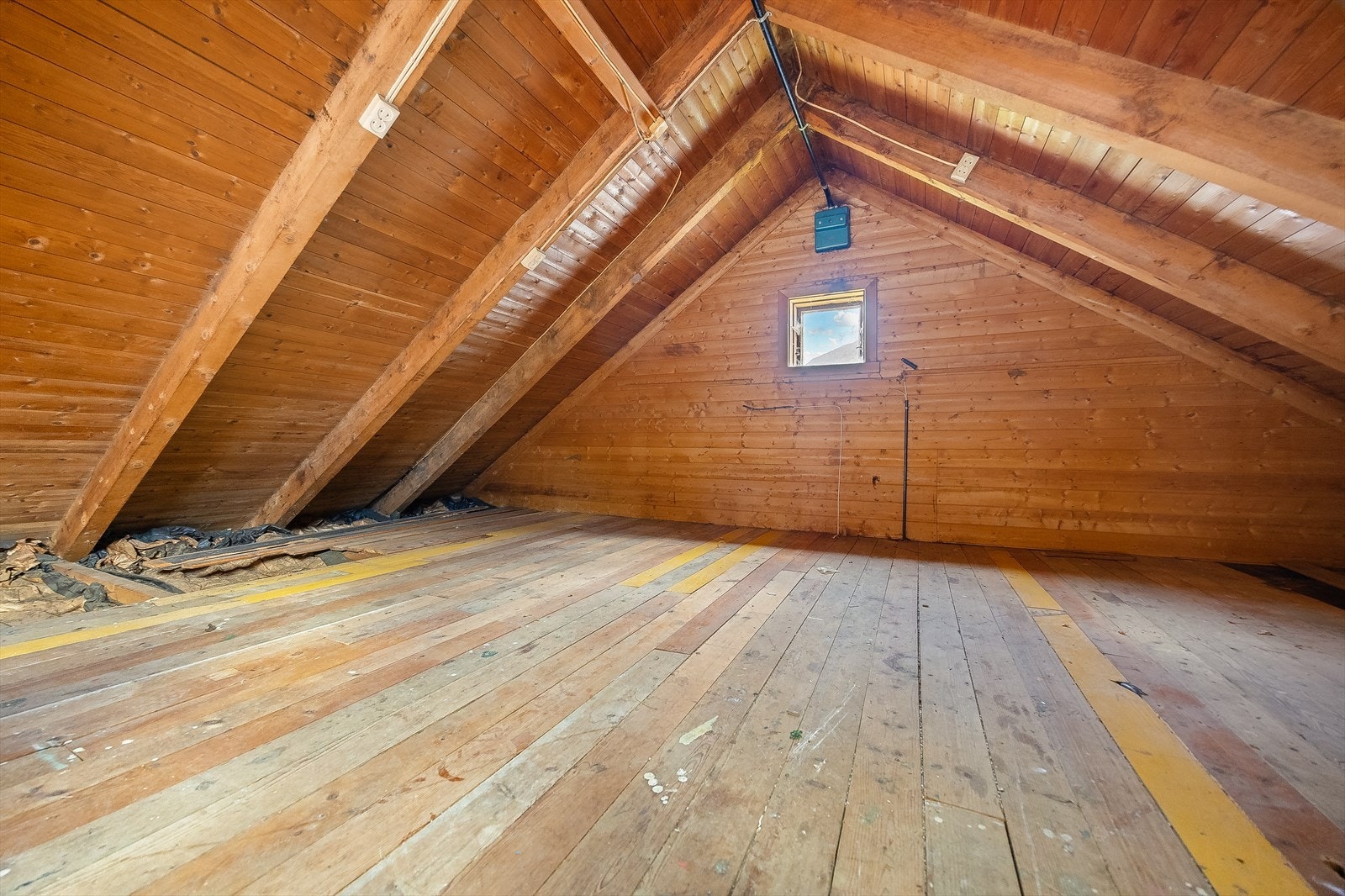 I tillegg har man et stort loft hvor man har gode lagringsmuligheter Galleribilde