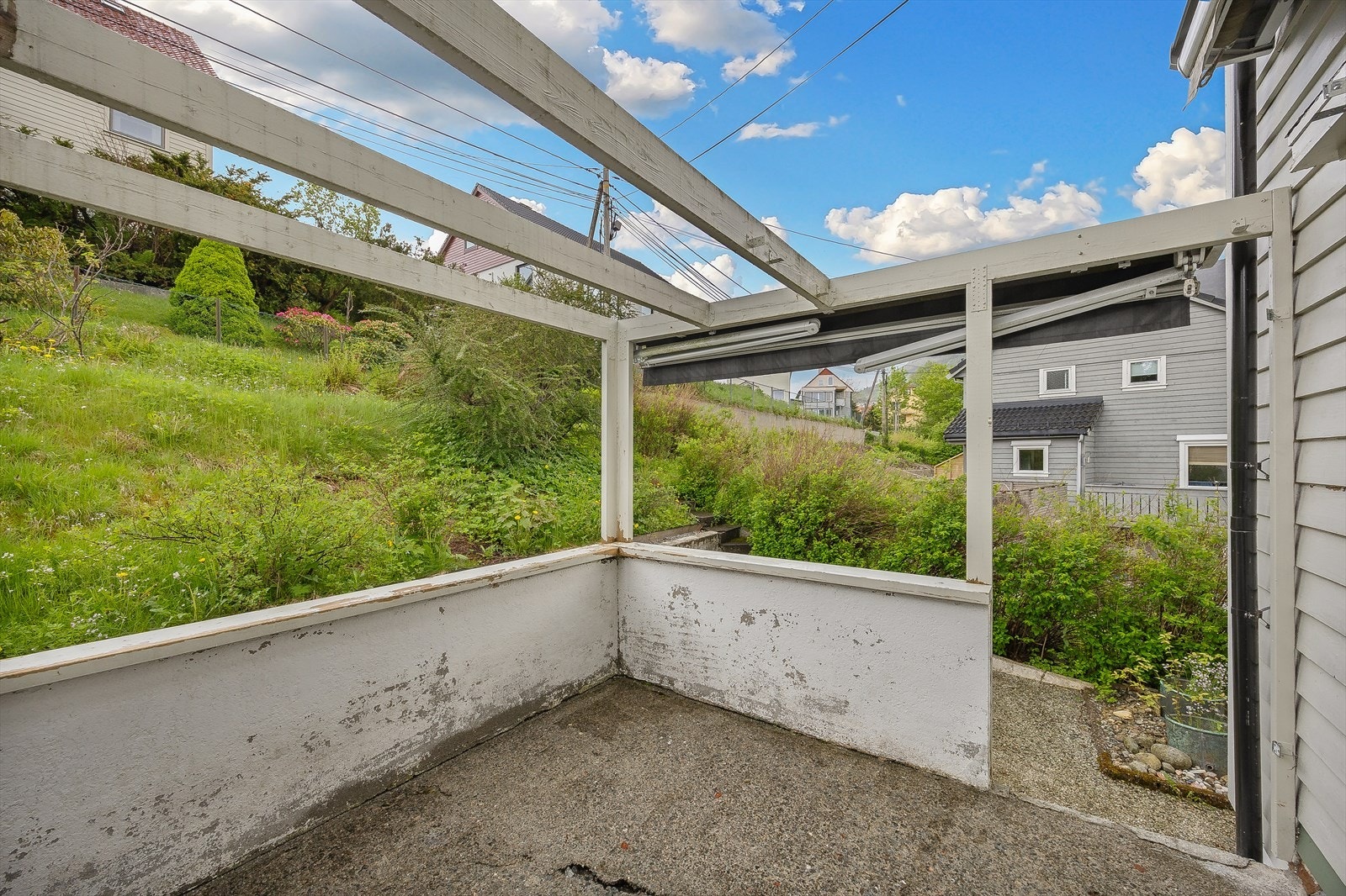 Eiendommen er av romslig størrelse på 345,6 m² i skrående terreng, med terrasse i front av huset samt grøntareal og interne gangveier. Galleribilde