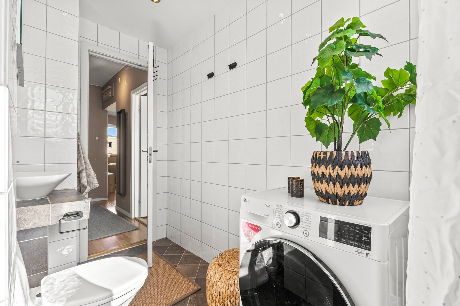 Det er opplegg for vaskemaskin, og rommet har elektrisk styrt avtrekksvifte som sørger for god ventilasjon. Galleribilde