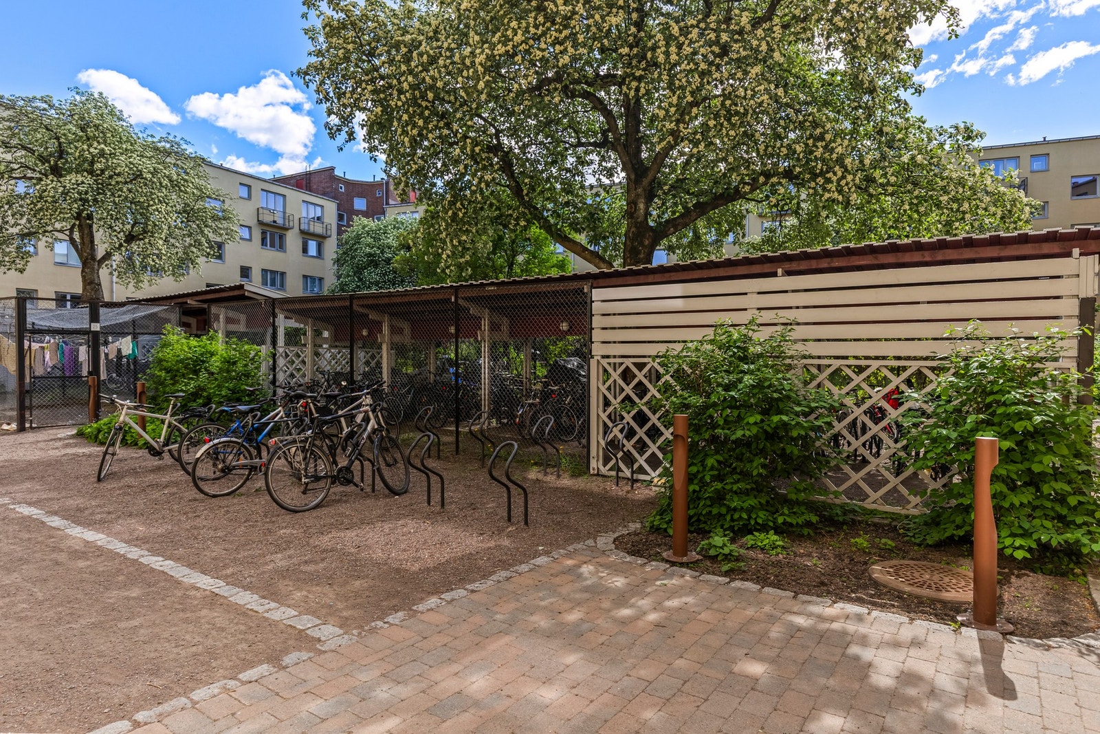 Barnevognskur og sykkelparkering i østre bakgård. Galleribilde