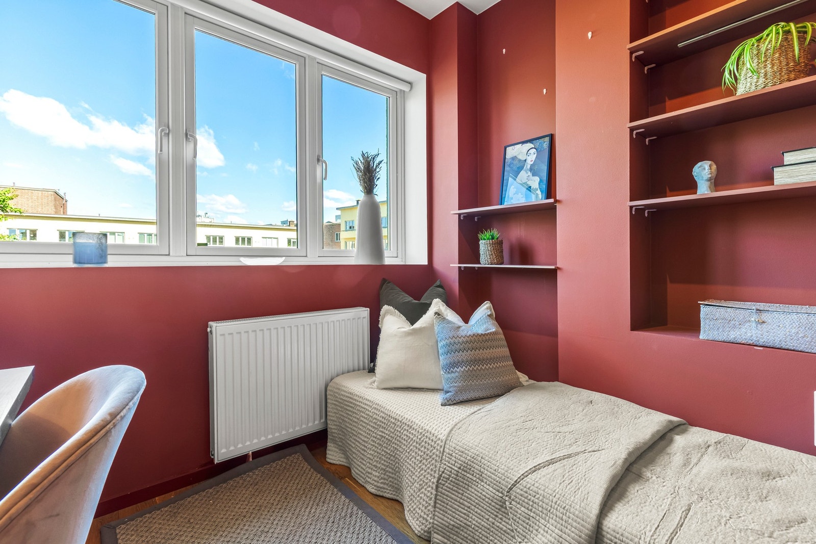 Praktisk soverom med plass til seng, nattbord og ønskelig møblement. Galleribilde