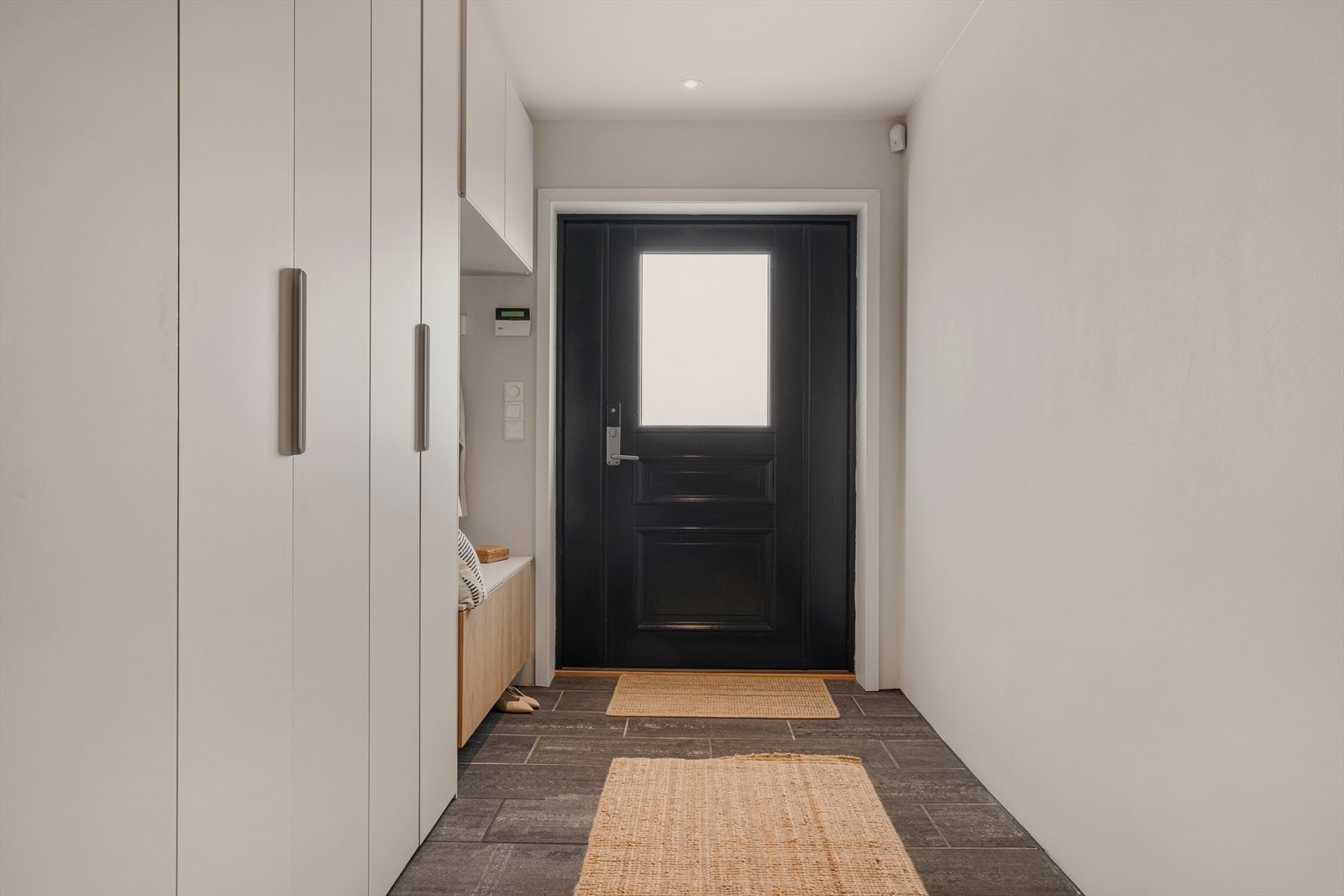 Entré med romslig garderobe for oppbevaring av yttertøy og sko. Galleribilde