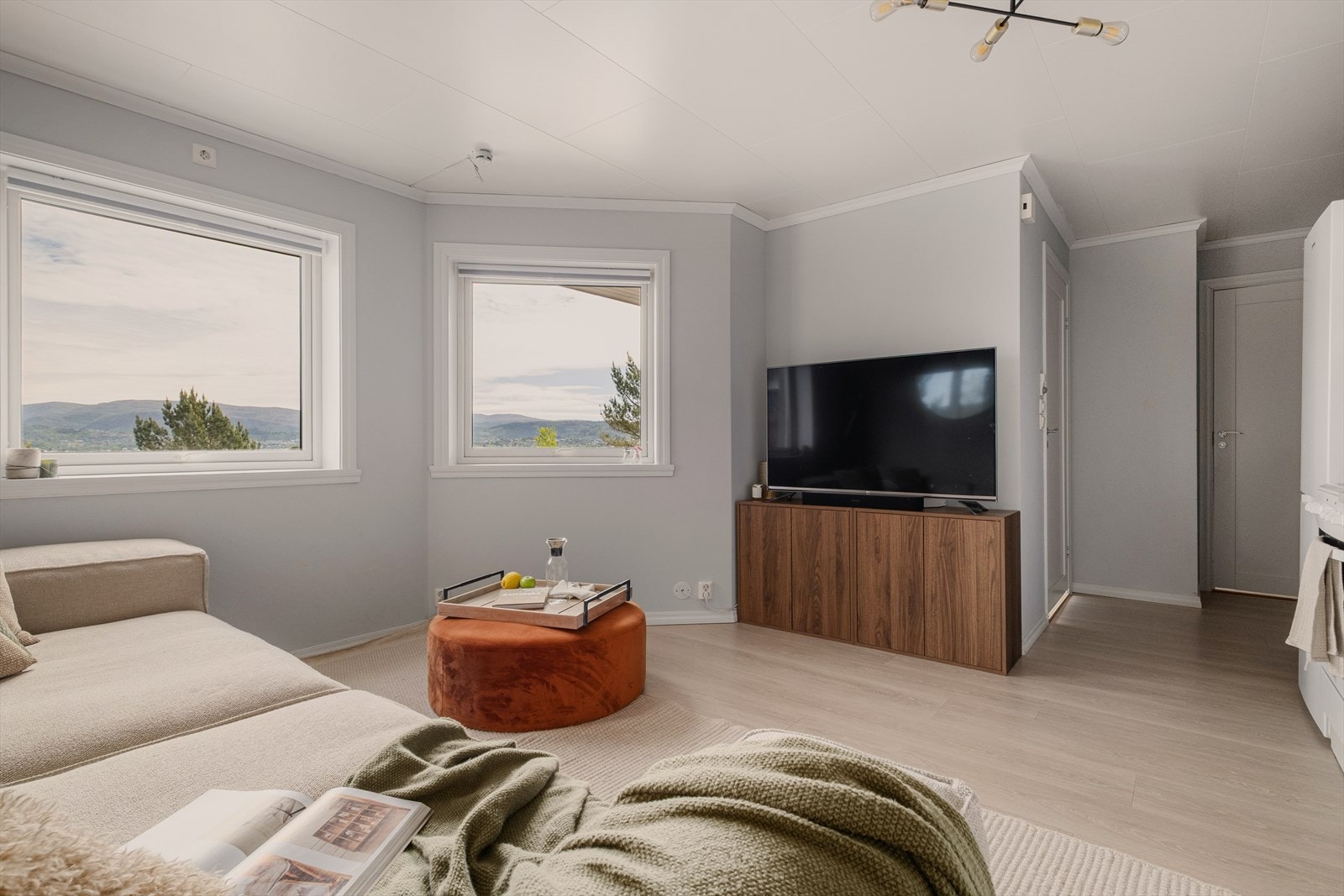 Stue og kjøkken på 21.3 m² har en åpen løsning med plass til både sitte- og spisegruppe. Galleribilde