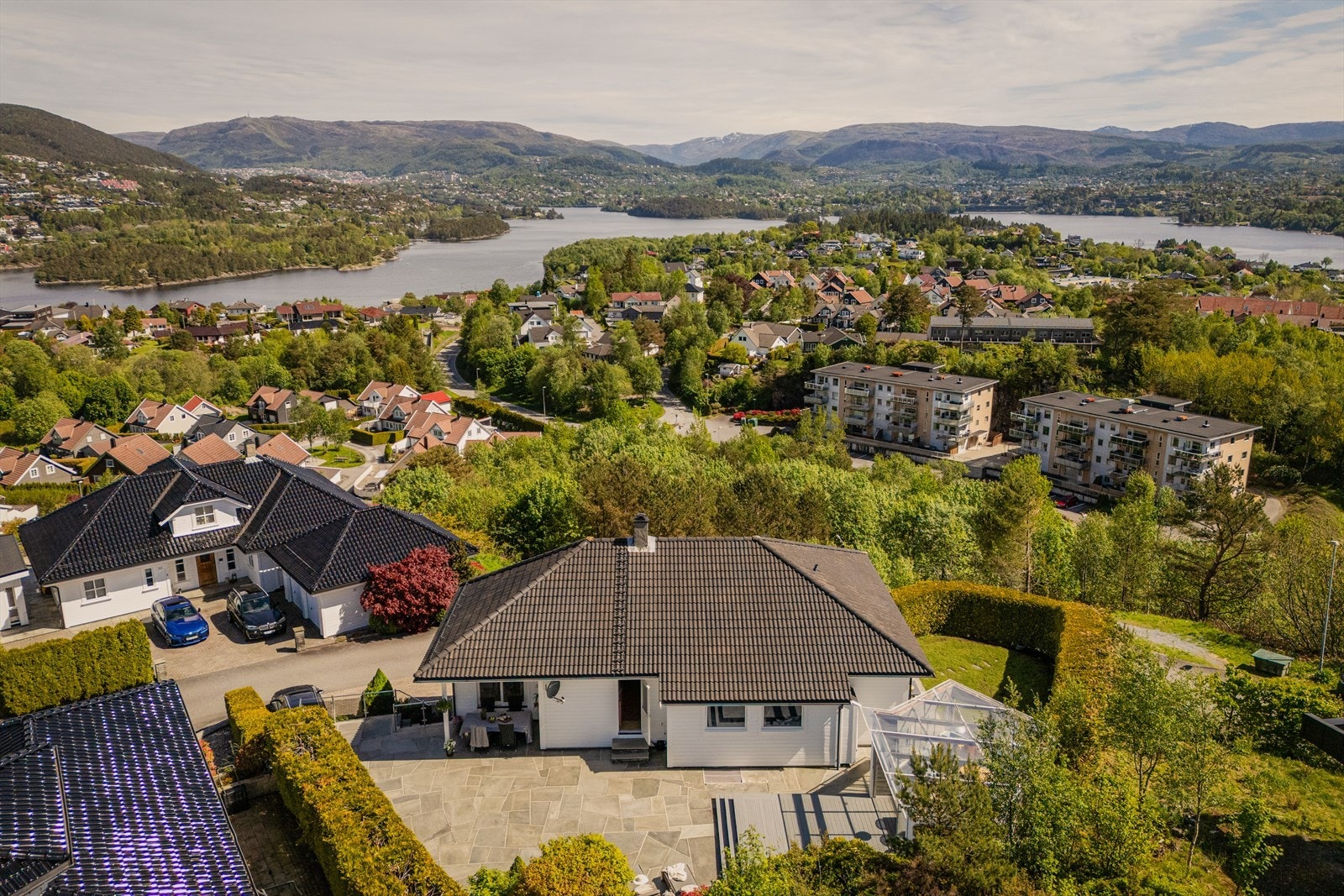 Her bor du i et etablert og barnevennlig område, med kort vei til skoler, barnehager, lekeplasser og flotte friluftsområder. Galleribilde