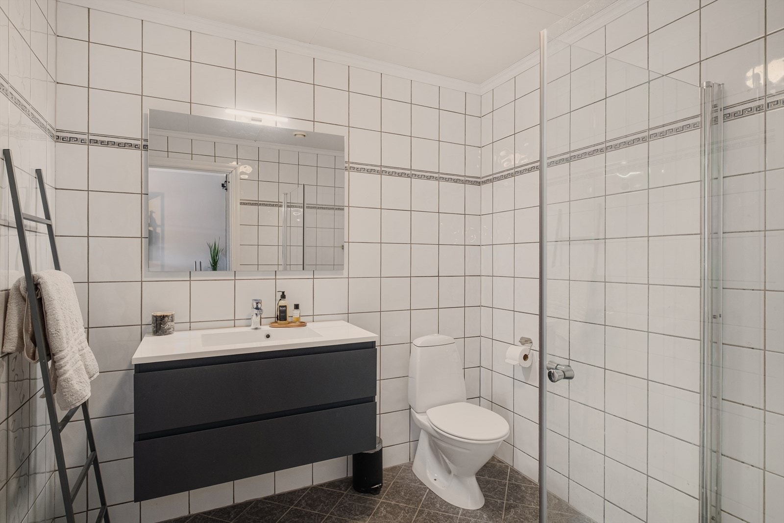 Bad på 5.2 m² med flislagt gulv og vegger, samt vannbåren gulvvarme. Galleribilde