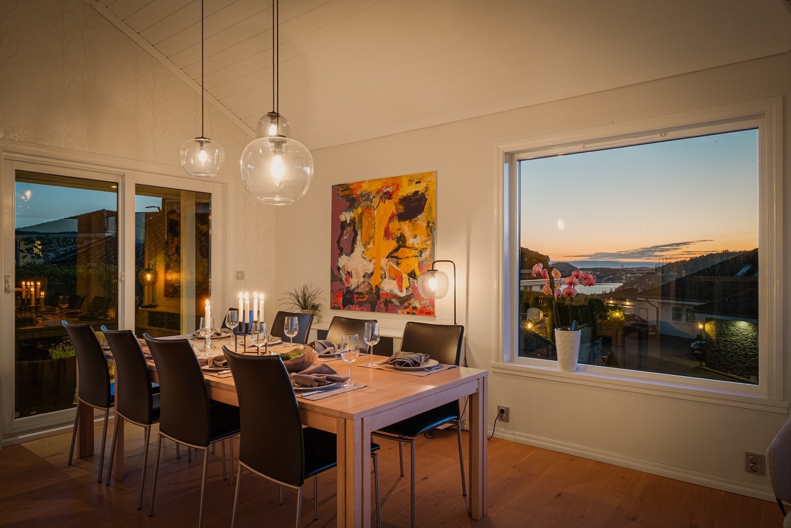 Her er det god plass til både sofagruppe og spisebord, og rommet innbyr til sosiale sammenkomster og hyggelige hverdager. Galleribilde