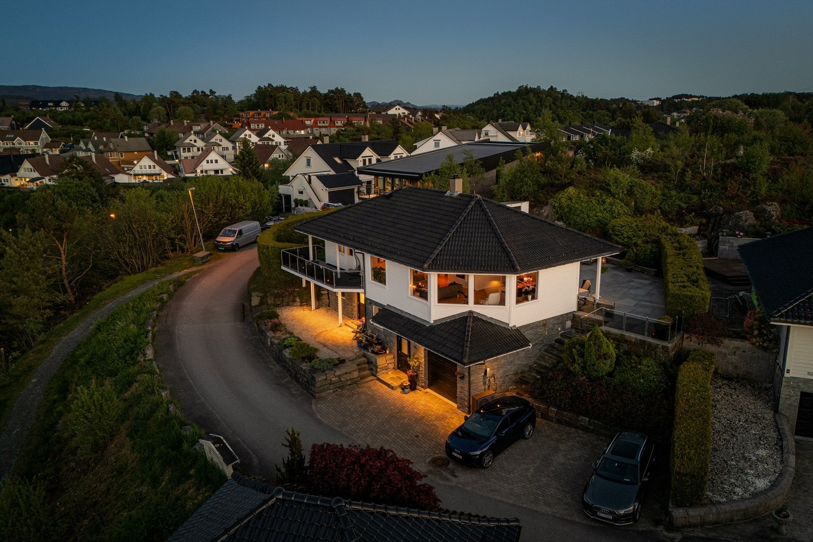 Det er gode kollektivforbindelser i området med busstopp like i nærheten, hvor det går avganger mot Bergen sentrum, Flesland og øvrige bydeler. Galleribilde