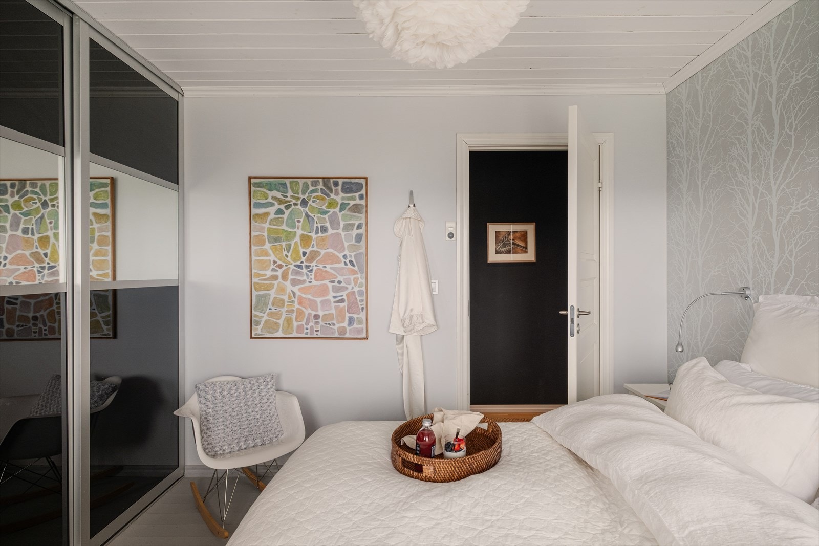 Soverommet er innredet med romslig skyvedørsgarderobe. Galleribilde