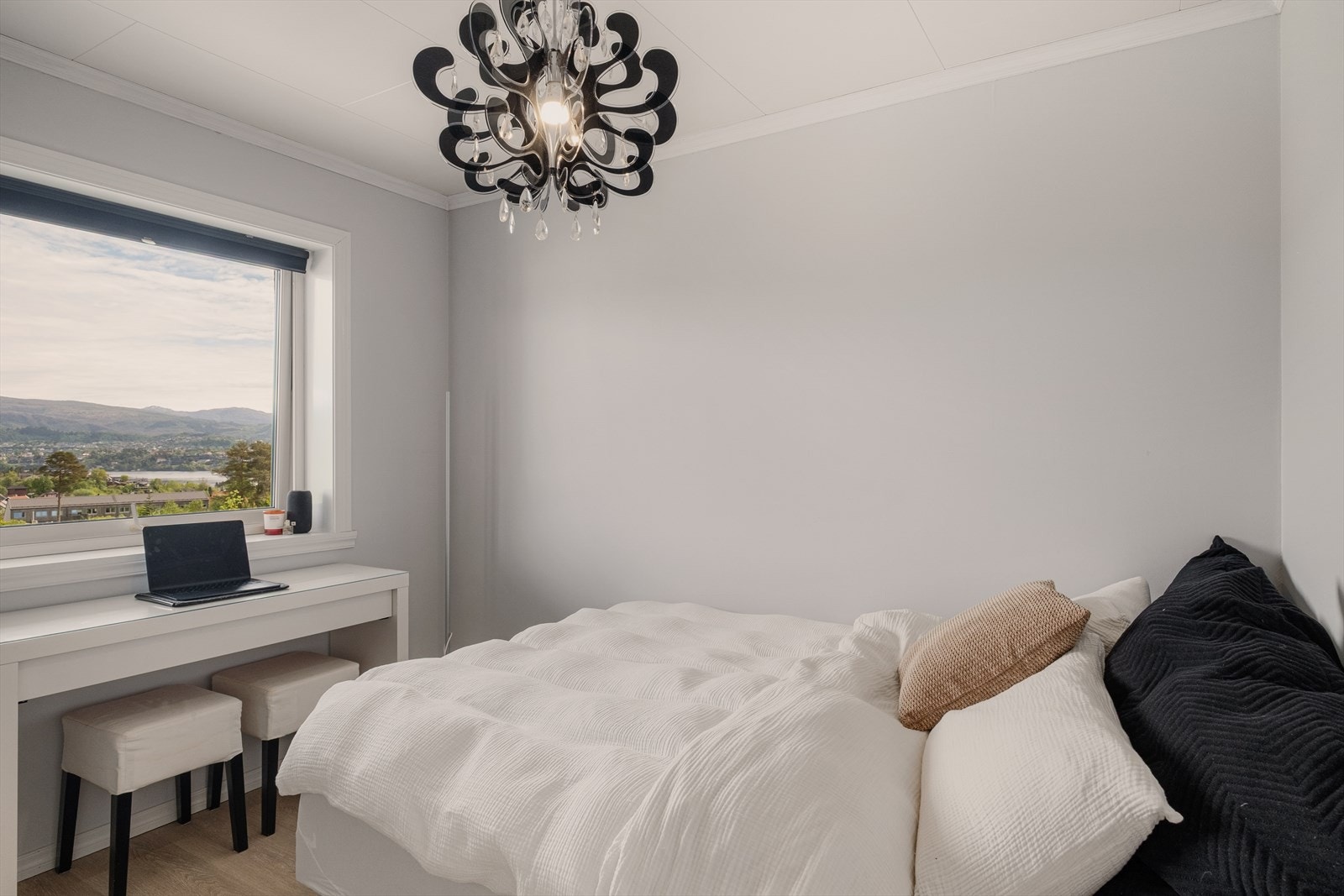 Soverom på 8.3 m² med plass til seng og oppbevaring. Galleribilde