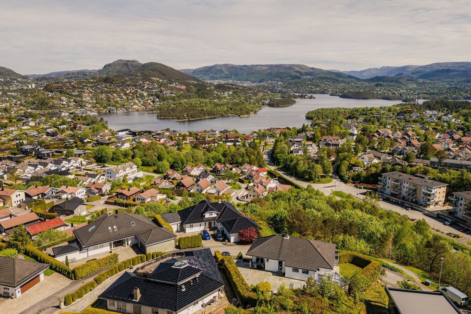 Her bor du høyt og fritt på Dolvikhaugene, med kort vei til både sjø og flotte rekreasjonsområder i Dolviken, som byr på gode muligheter for bading og båtliv. Galleribilde