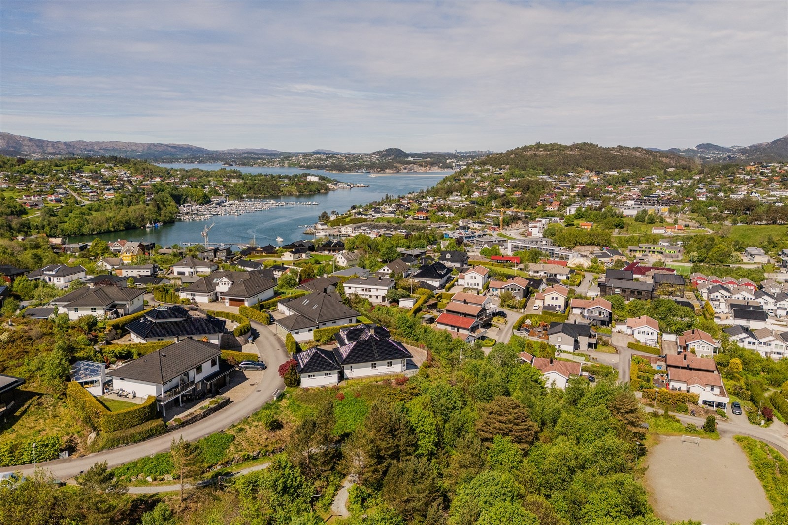 Boligen har en attraktiv og rolig beliggenhet på Søreide, i et etablert og familievennlig boligområde. Galleribilde