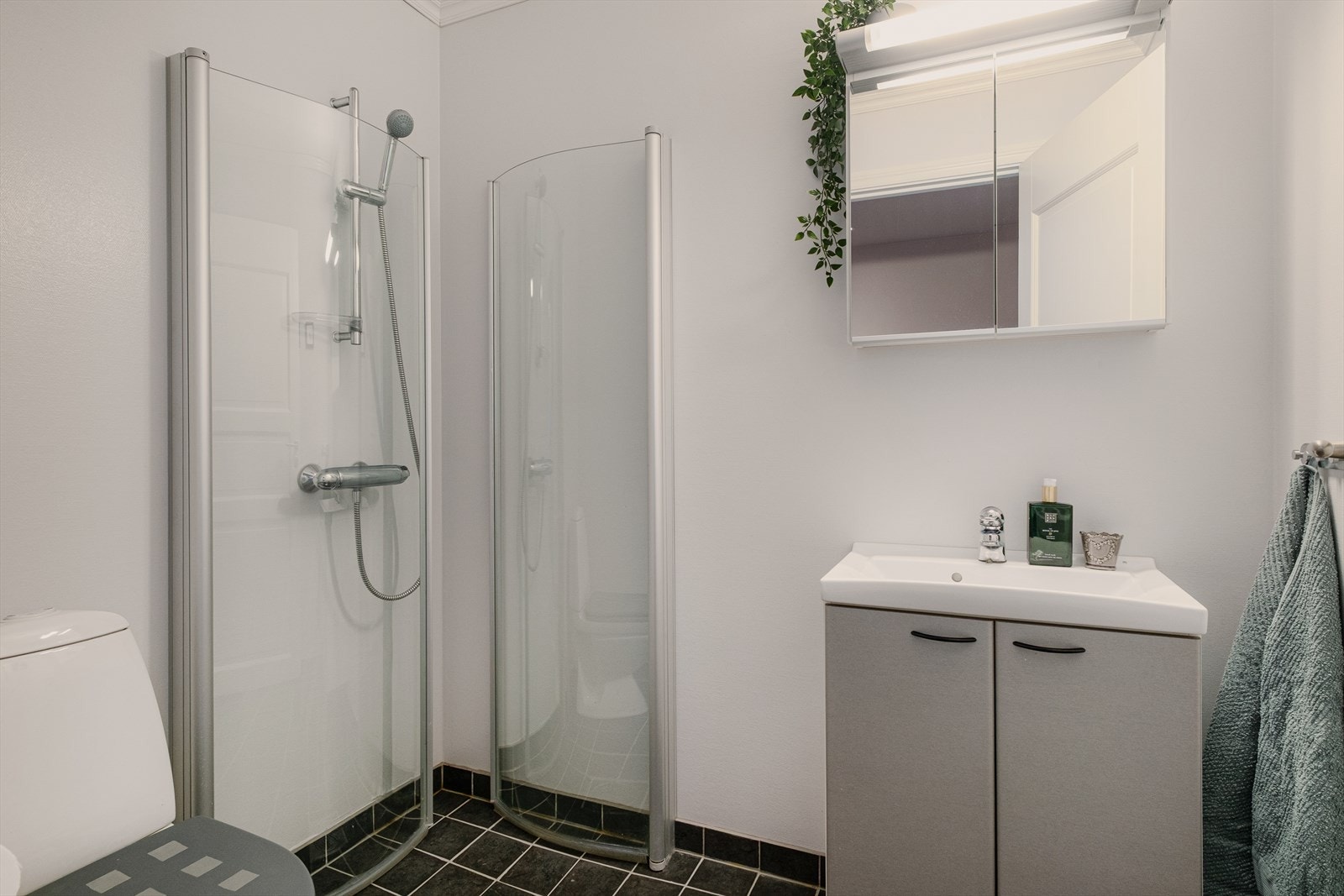 Badet i kjeller på 3 m² er praktisk innredet med servant, toalett og dusjløsning. Galleribilde