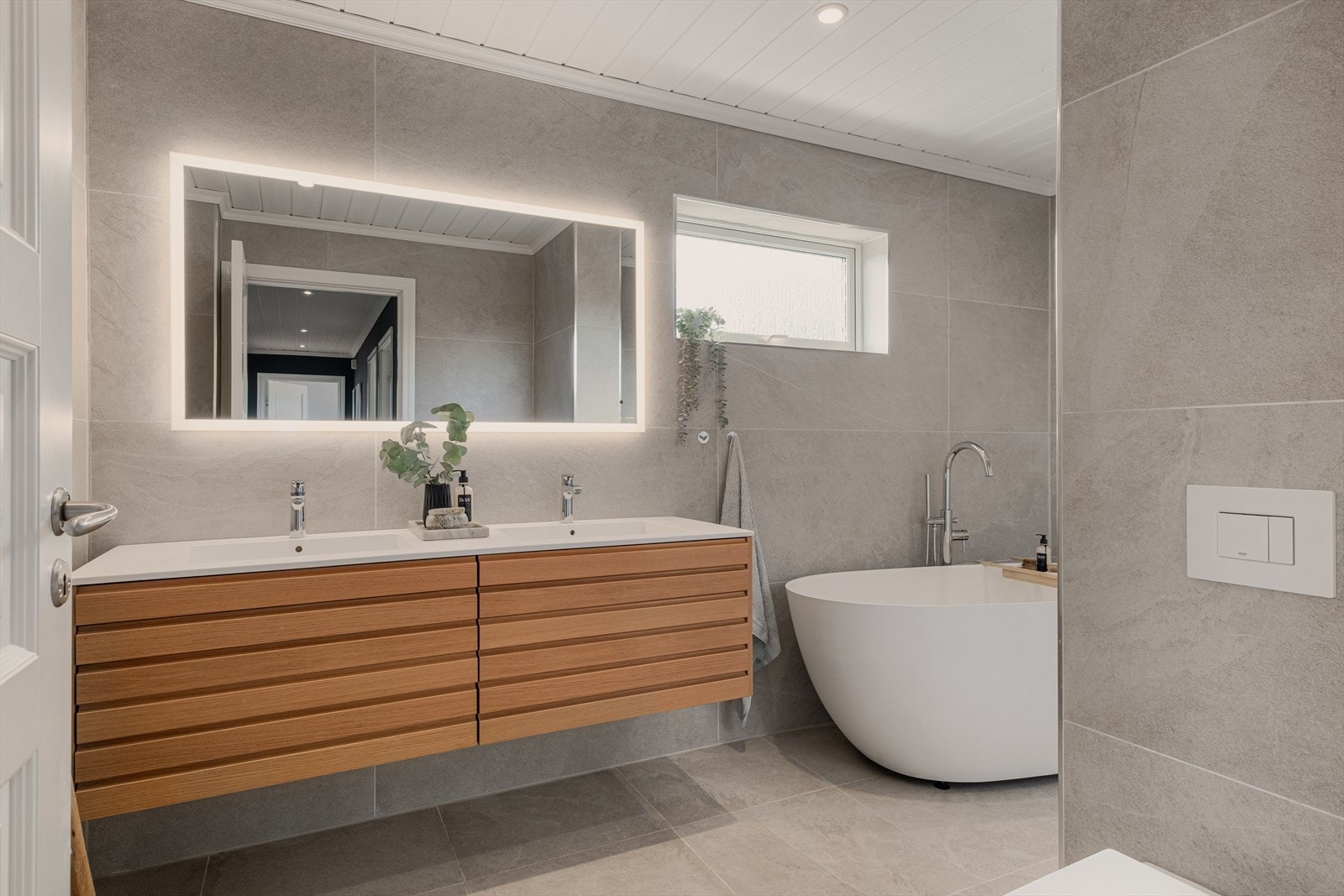 Hovedbadet på 8.5 m² ble modernisert i 2021 med flis på flis og ny innredning og utstyr. Galleribilde
