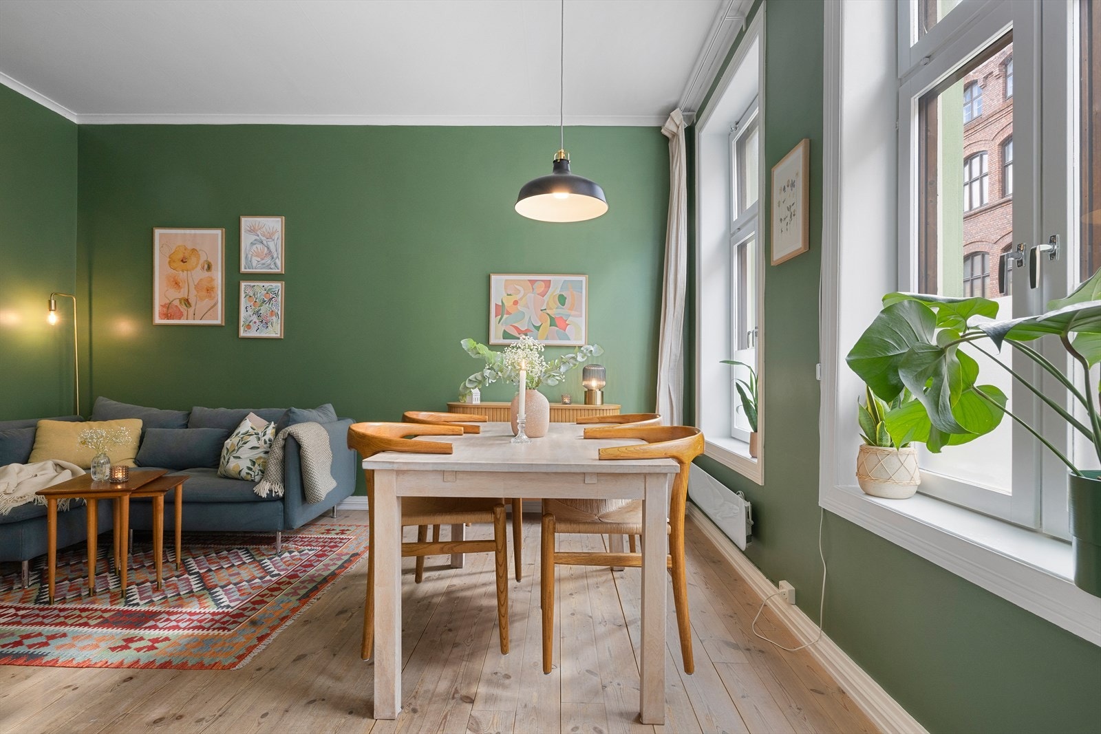 Overflatene i stuen ble pusset opp i 2022 med blant annet helsparkling, maling og tapet Galleribilde