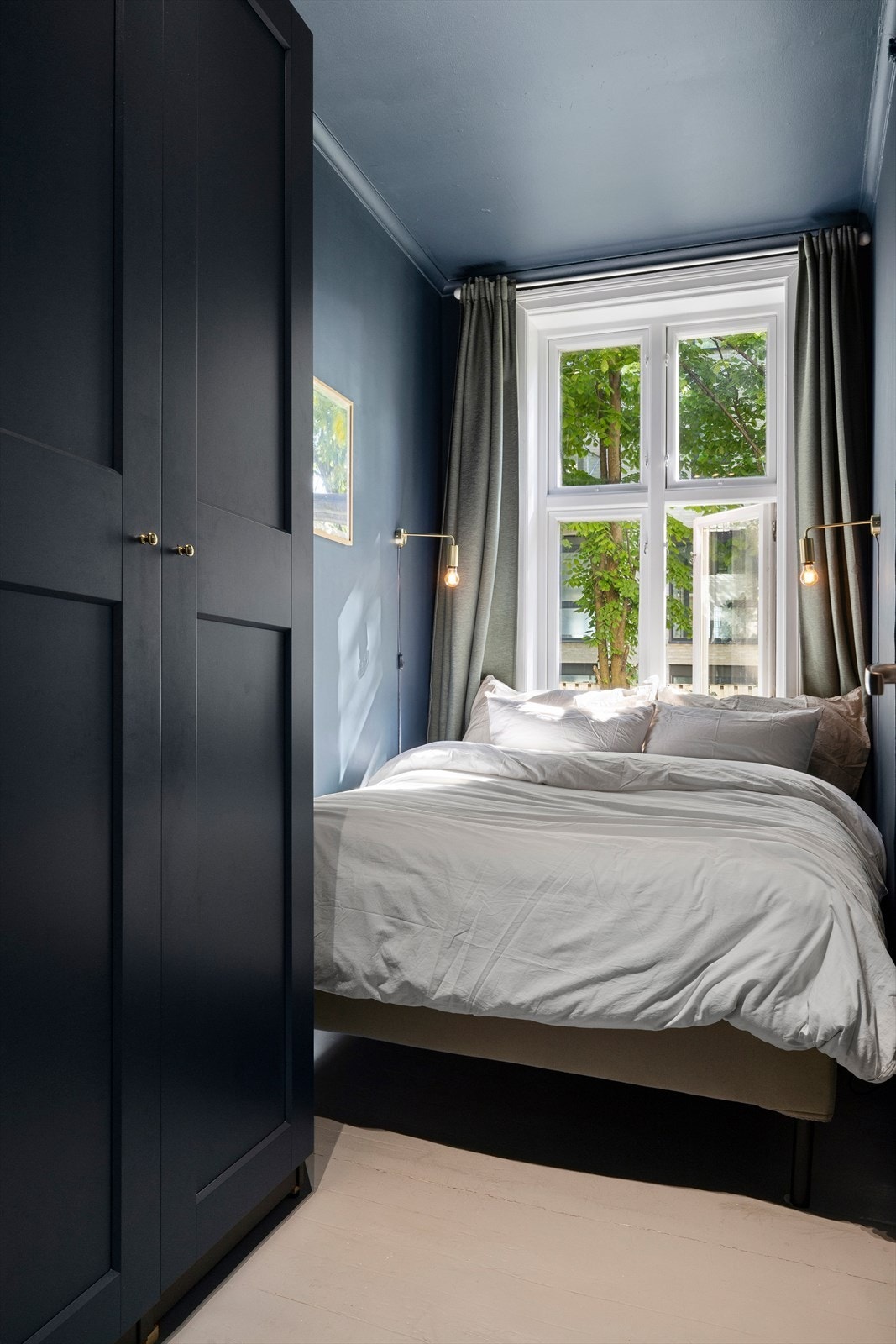 Soverommet ligger skjermet til med vindu ut mot frodig og rolig bakgård. Her vil du sove godt! Galleribilde