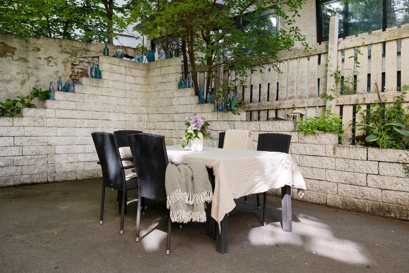 Sitteplass i felles bakgård for rolige stunder utendørs - Her er det bare å invitere over gjester til sene sommerkvelder sammen! Galleribilde