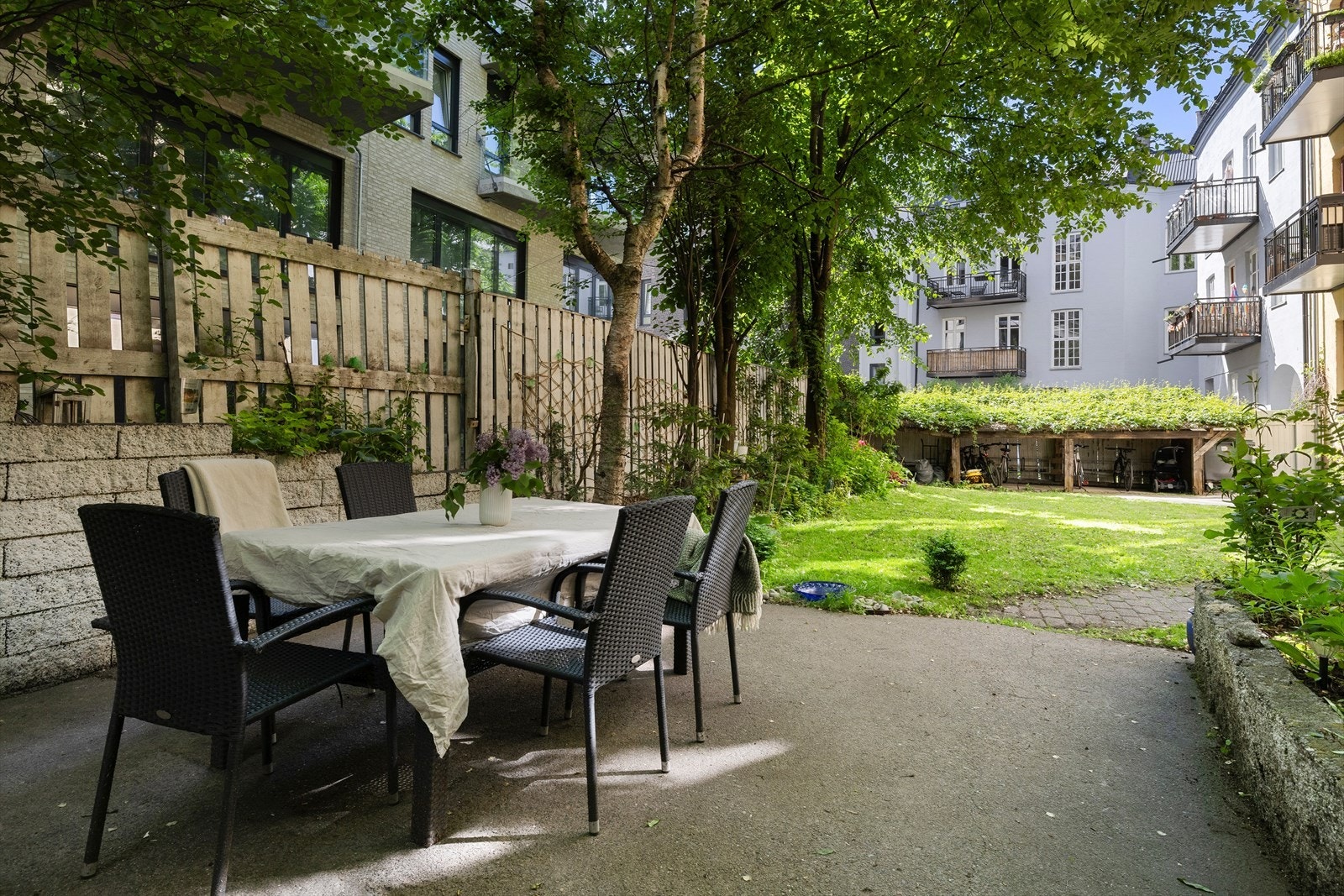 Pent opparbeidet felles bakgård med morgensol, og midtsommers ligger solen på plenen til ca. kl. 15.30 ifølge selger. Perfekt for å invitere over nære og kjære! Galleribilde