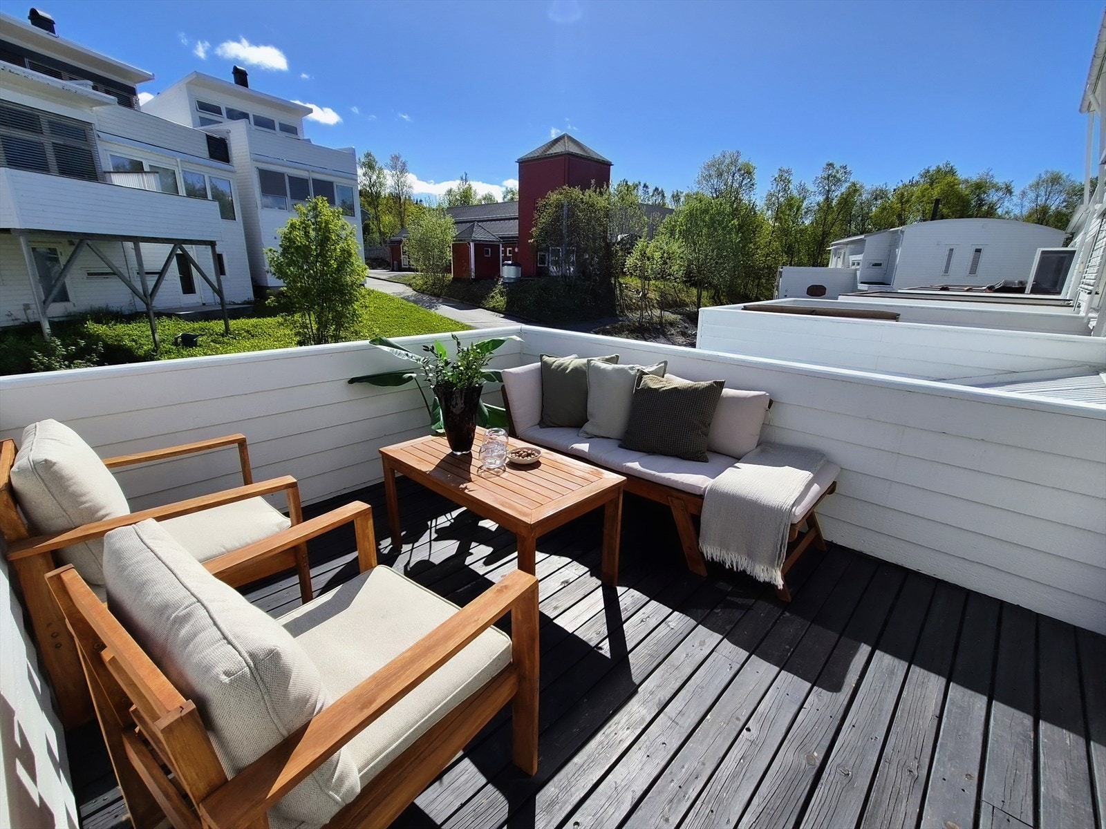 Lunt og fin veranda med morgen- og formiddagssol Galleribilde