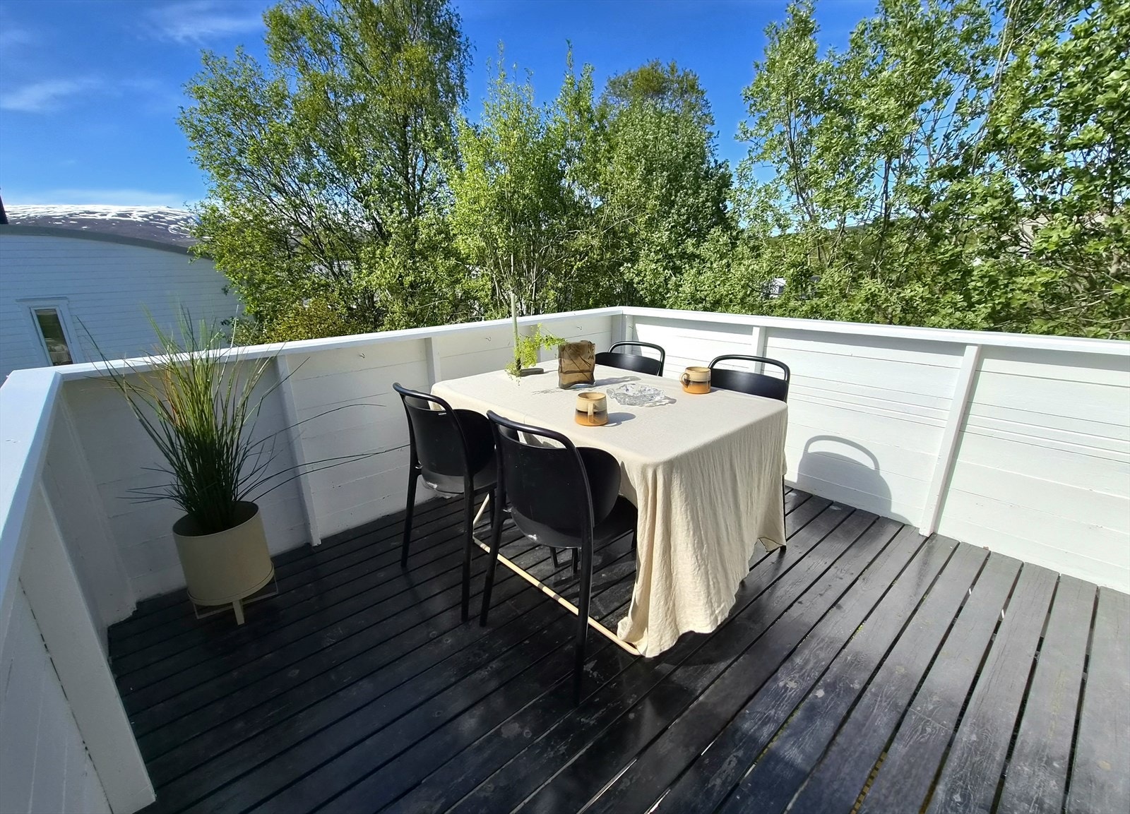 Veranda mot vest innbyr til sol også ut over ettermiddag- og kveldstid Galleribilde