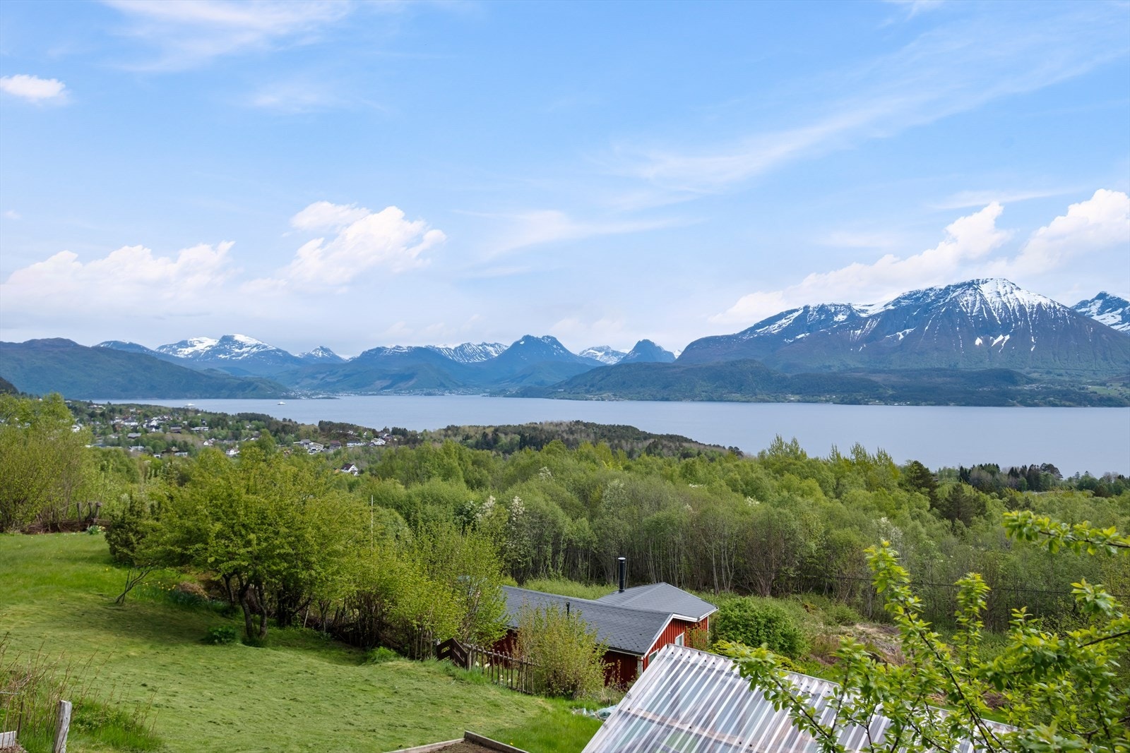 Eiendommen har en privat beliggenhet med utsikt mot fjorden og omkringliggende naturområder. Galleribilde