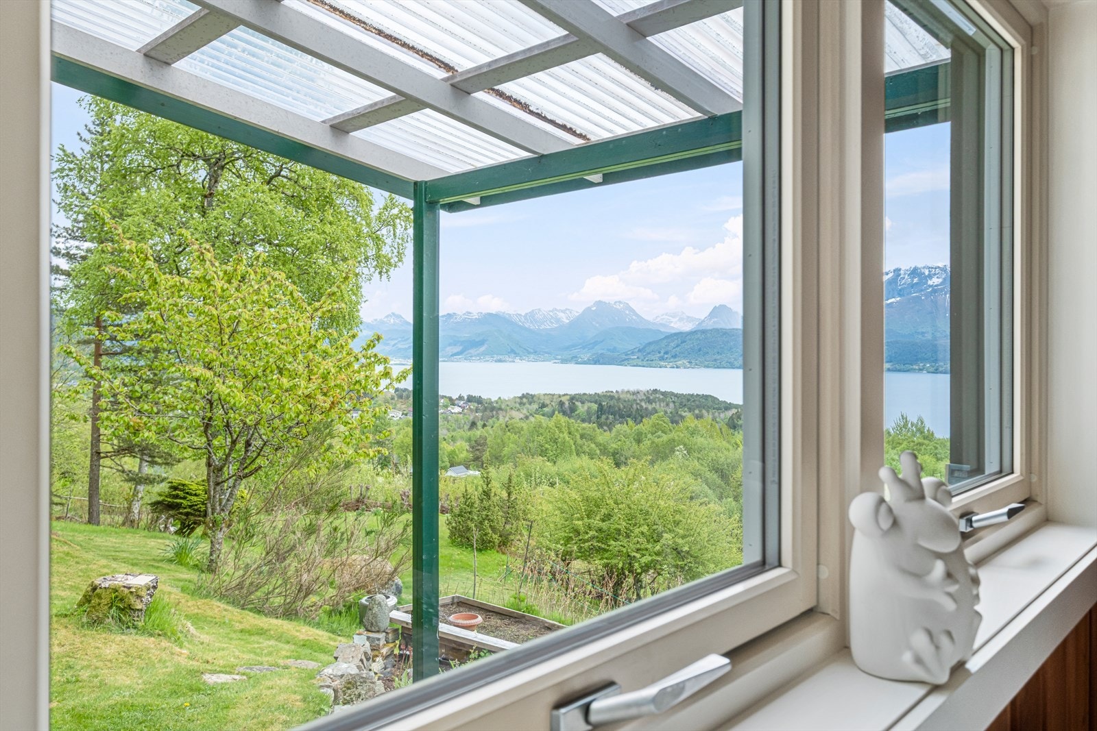 Store vindusflater gir utsikt mot fjord og fjell, og slipper inn naturlig lys. Galleribilde