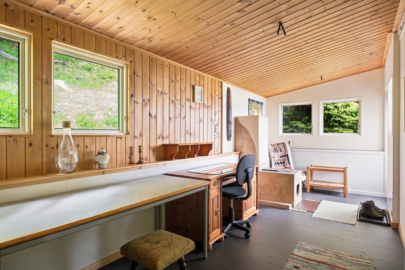Arbeidsrommet er innredet med skrivebord og oppbevaringsmøbler. Galleribilde