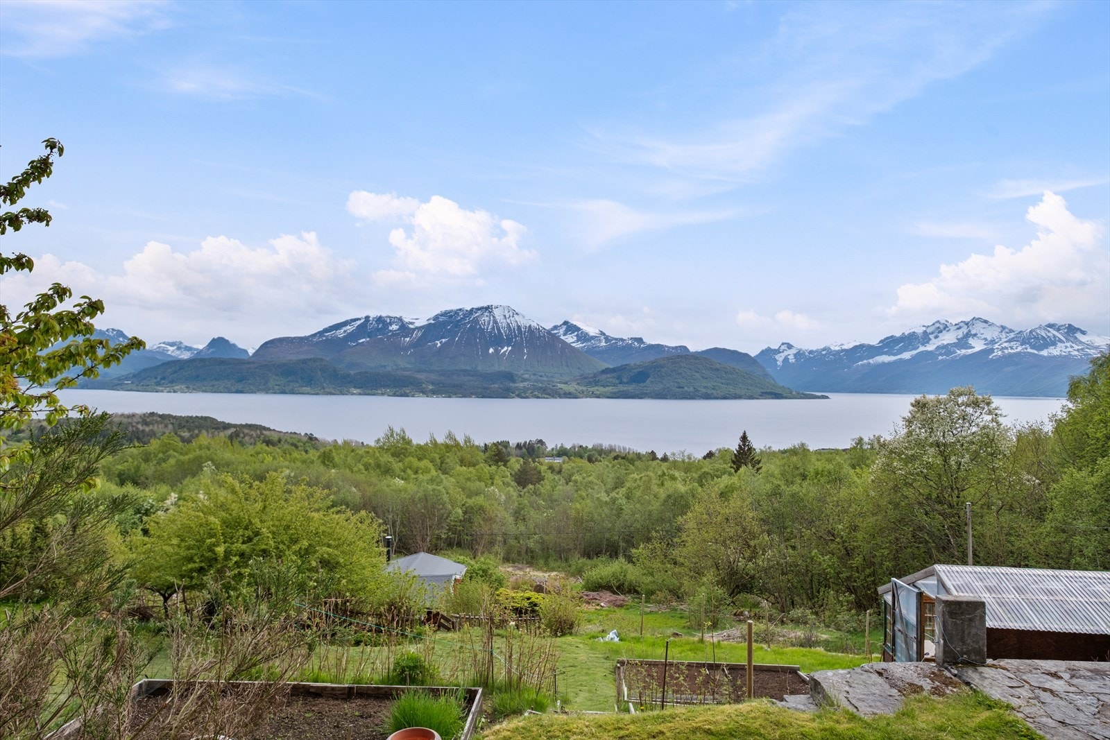 Eiendommen tilbyr en spektakulær utsikt mot fjorden og fjellene, og har en romslig naturtomt med frukttrær og dyrkekasser. Galleribilde