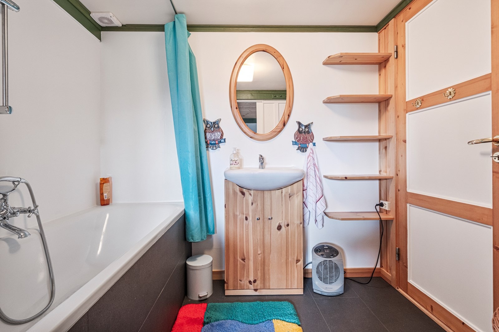 Badet er utstyrt med badekar, servant og mekanisk avtrekk. Galleribilde