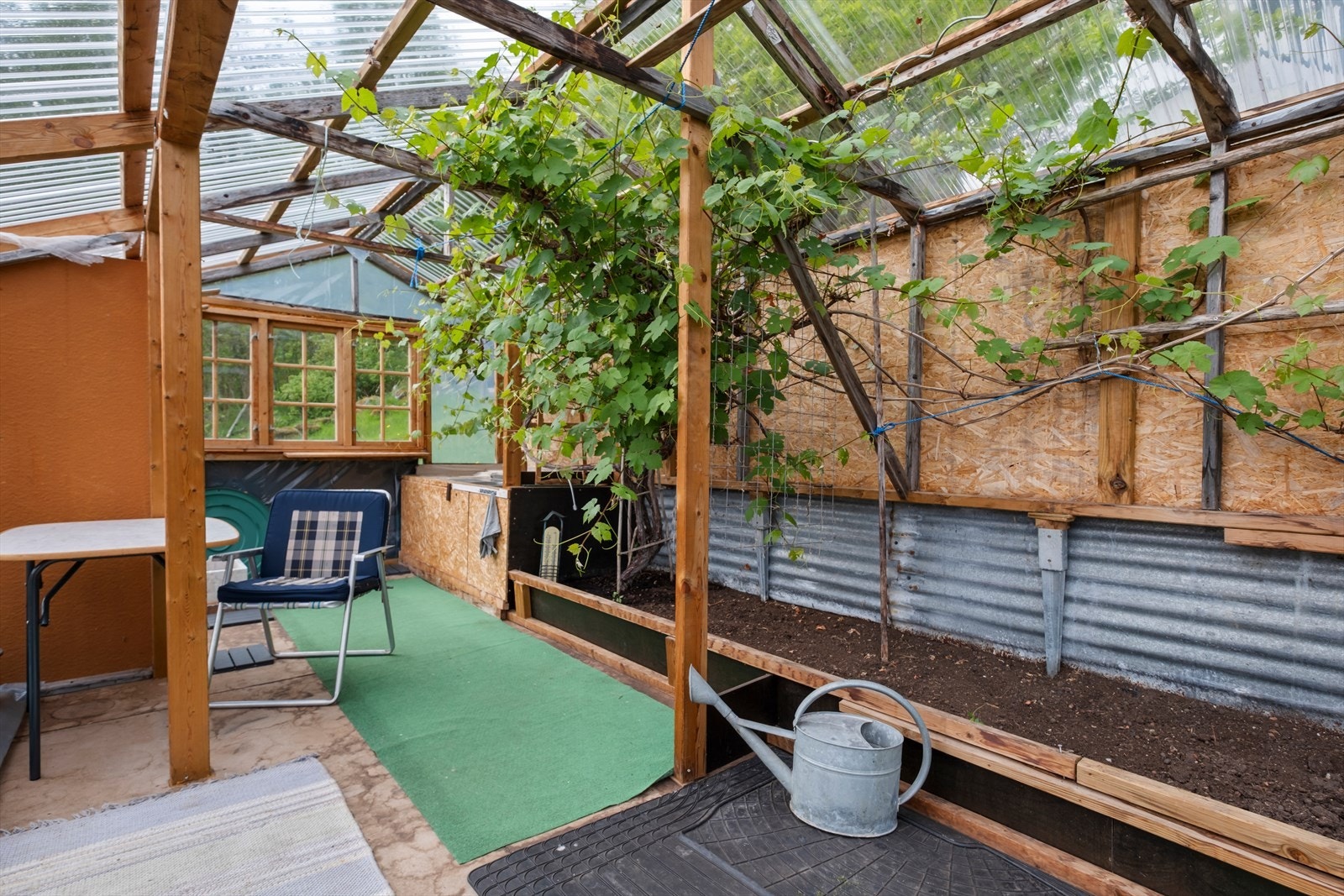 Innvendig har drivhuset plantekasser og naturlig ventilasjon, tilrettelagt for dyrking. Galleribilde