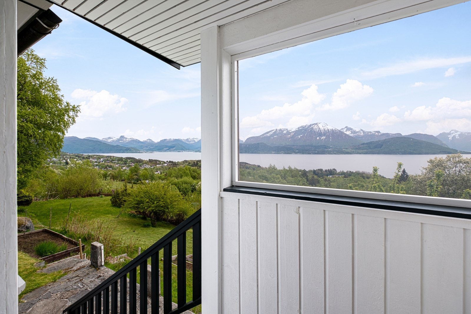 Utgang fra boligen gir enkel tilgang til tomtens terrasserte nivåer og naturomgivelser. Galleribilde