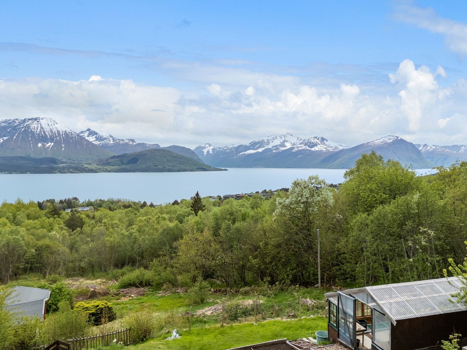 Eiendommen byr på flott utsikt mot fjord og omkringliggende fjell, med landlig og skjermet beliggenhet. Galleribilde