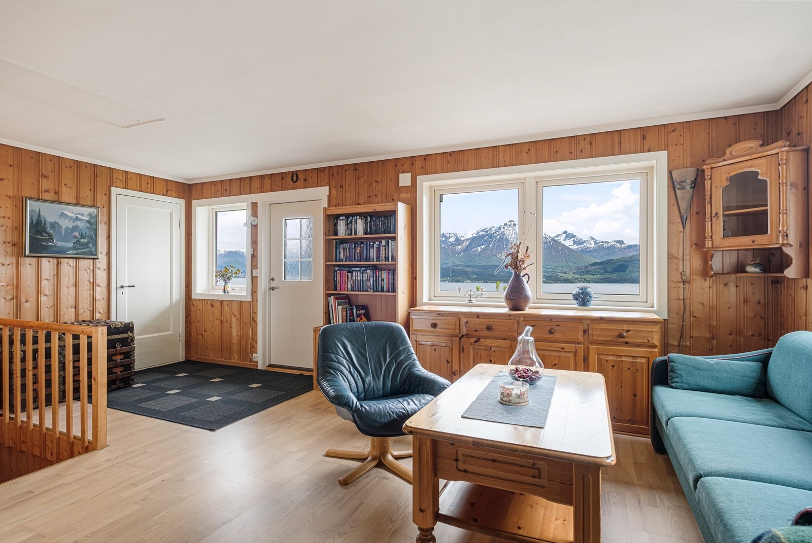 Fra stuen er det tilgang til entré med adkomst til boligen via ytterdør. Galleribilde