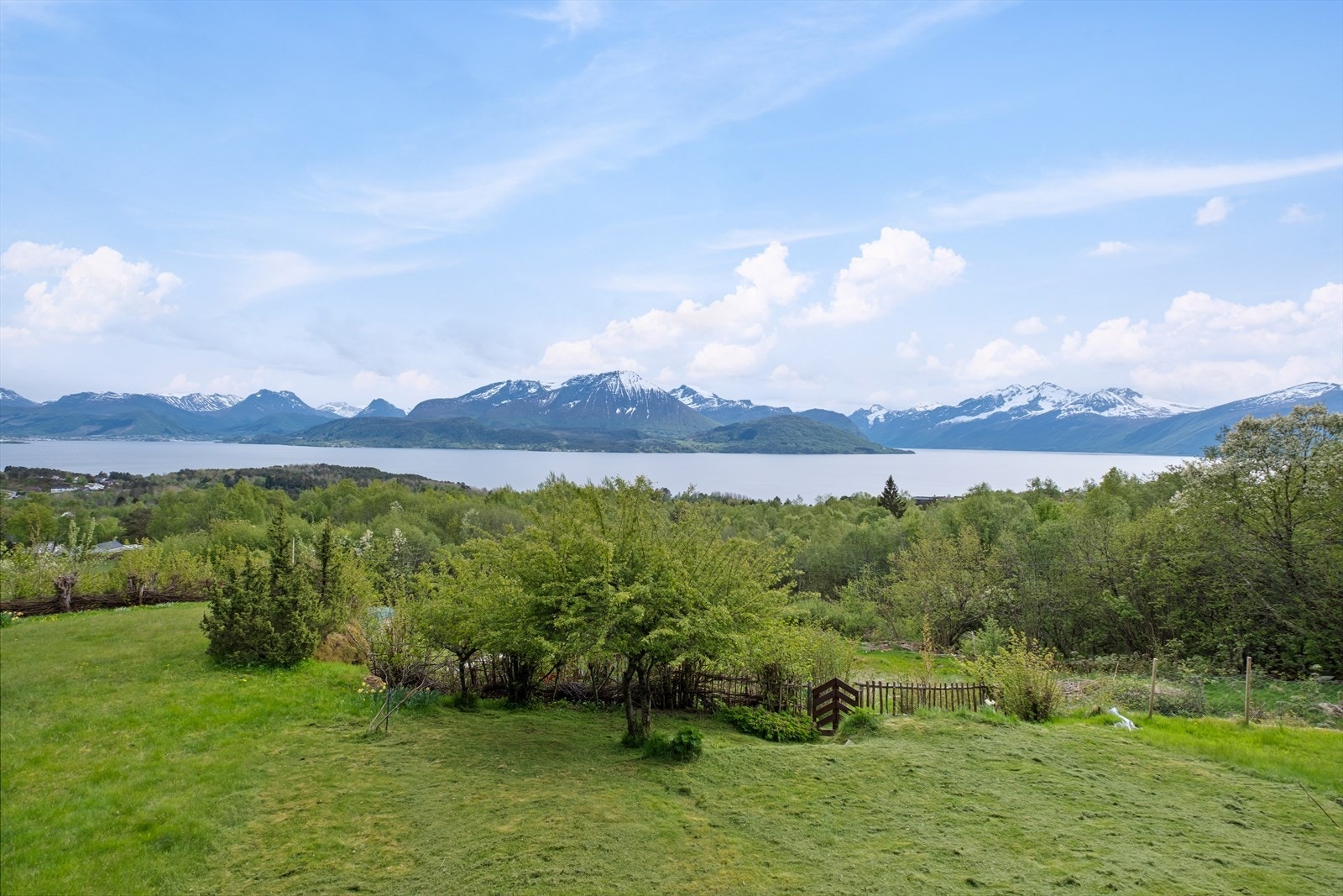 Fra eiendommen kan man nyte utsikten mot vakre fjellformasjoner og fjorden. Galleribilde