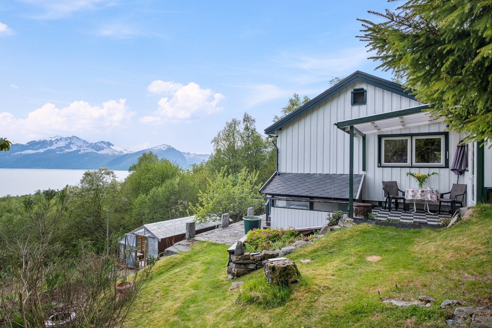 Fra boligen er det flott utsikt mot fjord og omkringliggende fjell. Galleribilde
